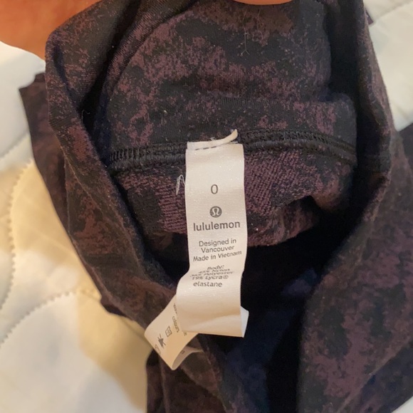 New condition Lululemon leggings - Picture 2 of 3